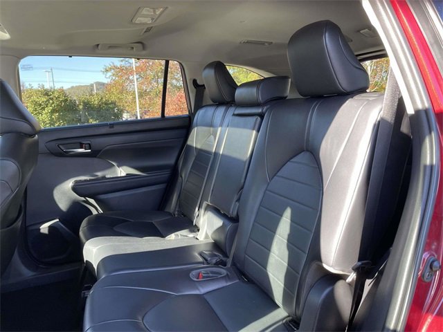 Used 2022 Toyota Highlander XLE image 18