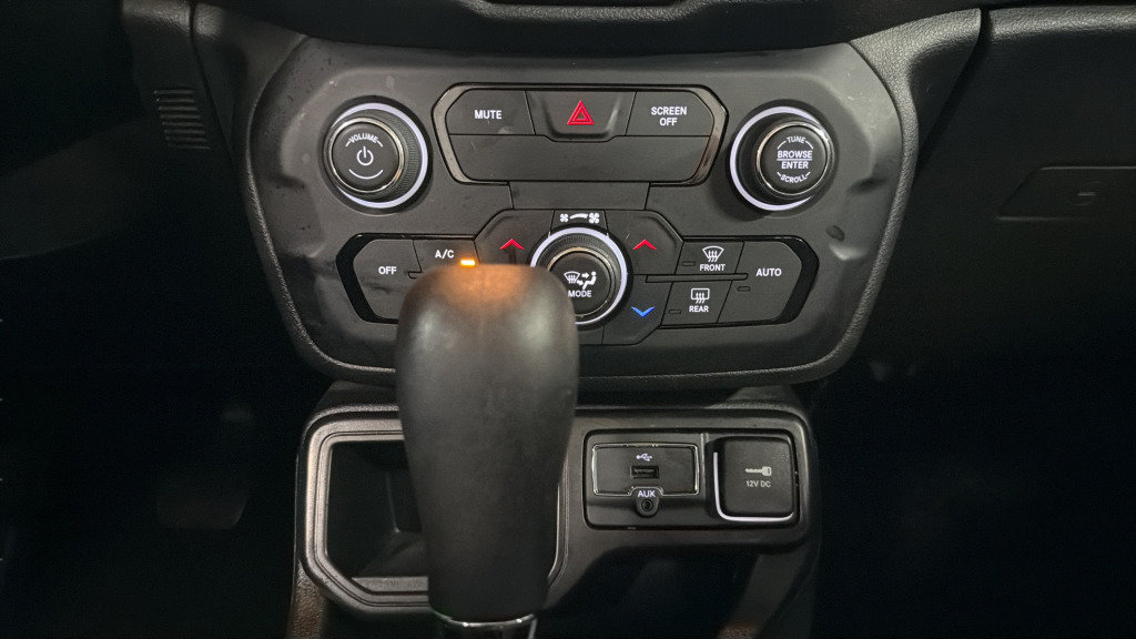 Used 2020 Jeep Renegade Latitude w/ Cold Weather Group FWD image 36