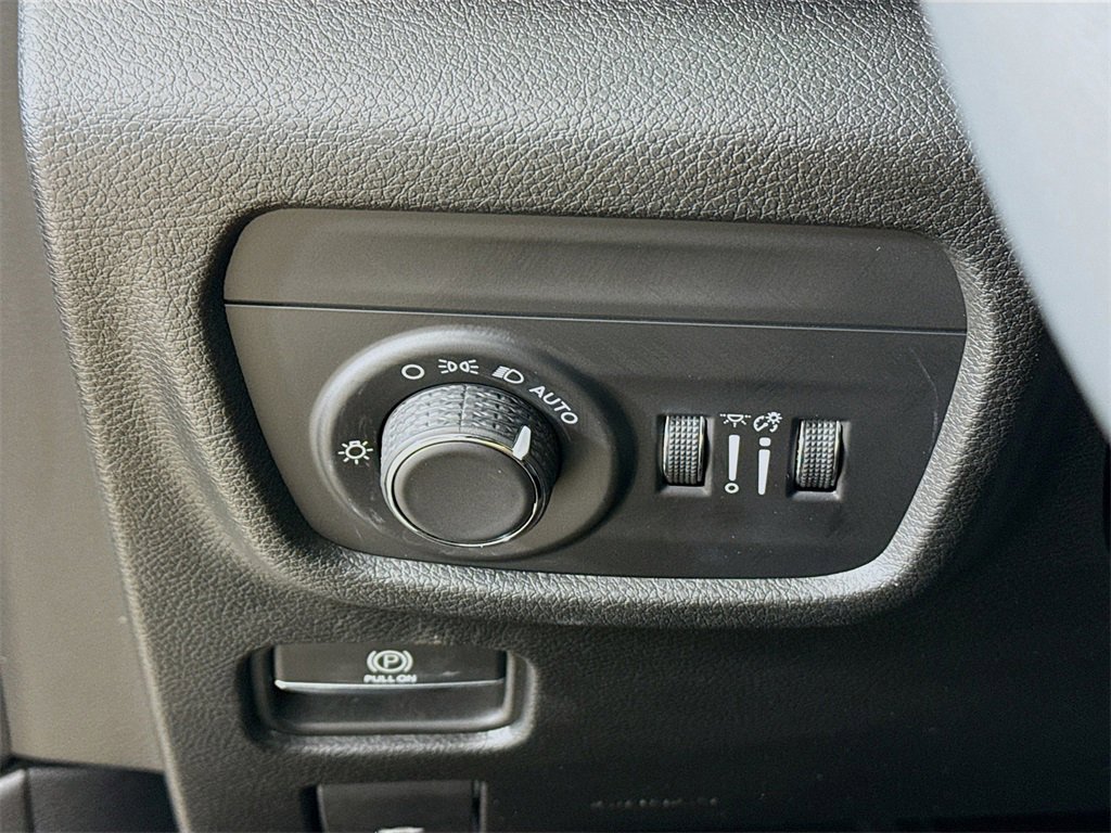 Used 2023 Jeep Grand Cherokee L Laredo image 14