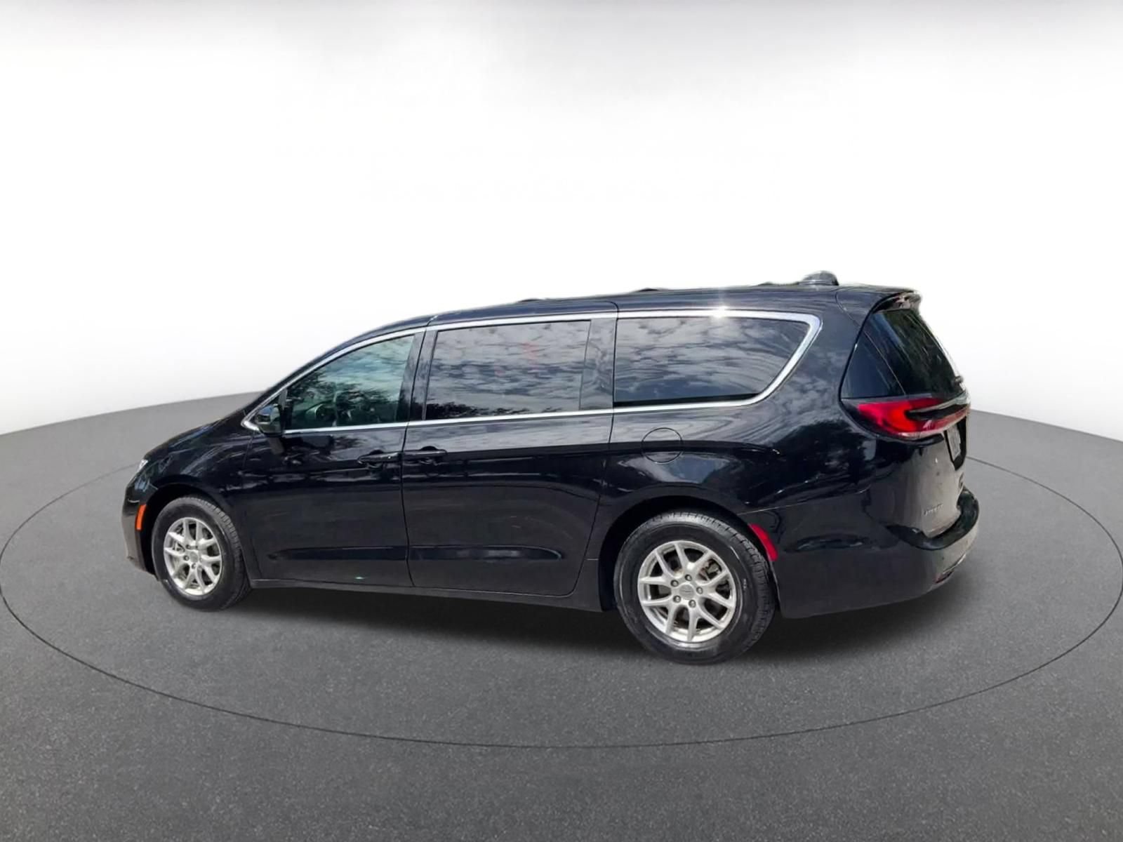 Used 2025 Chrysler Pacifica Select FWD image 9