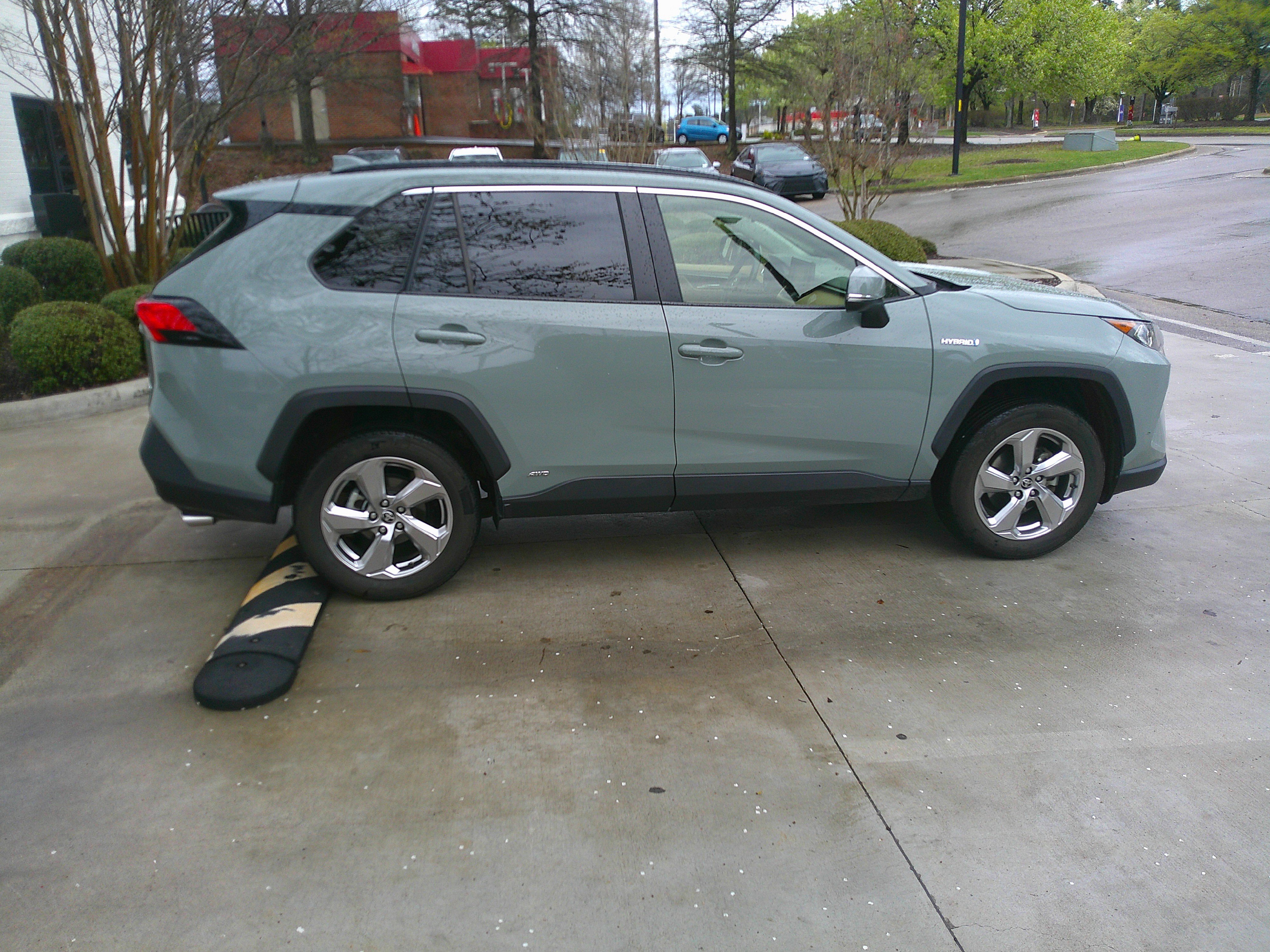 Used 2021 Toyota RAV4 XLE Premium image 14