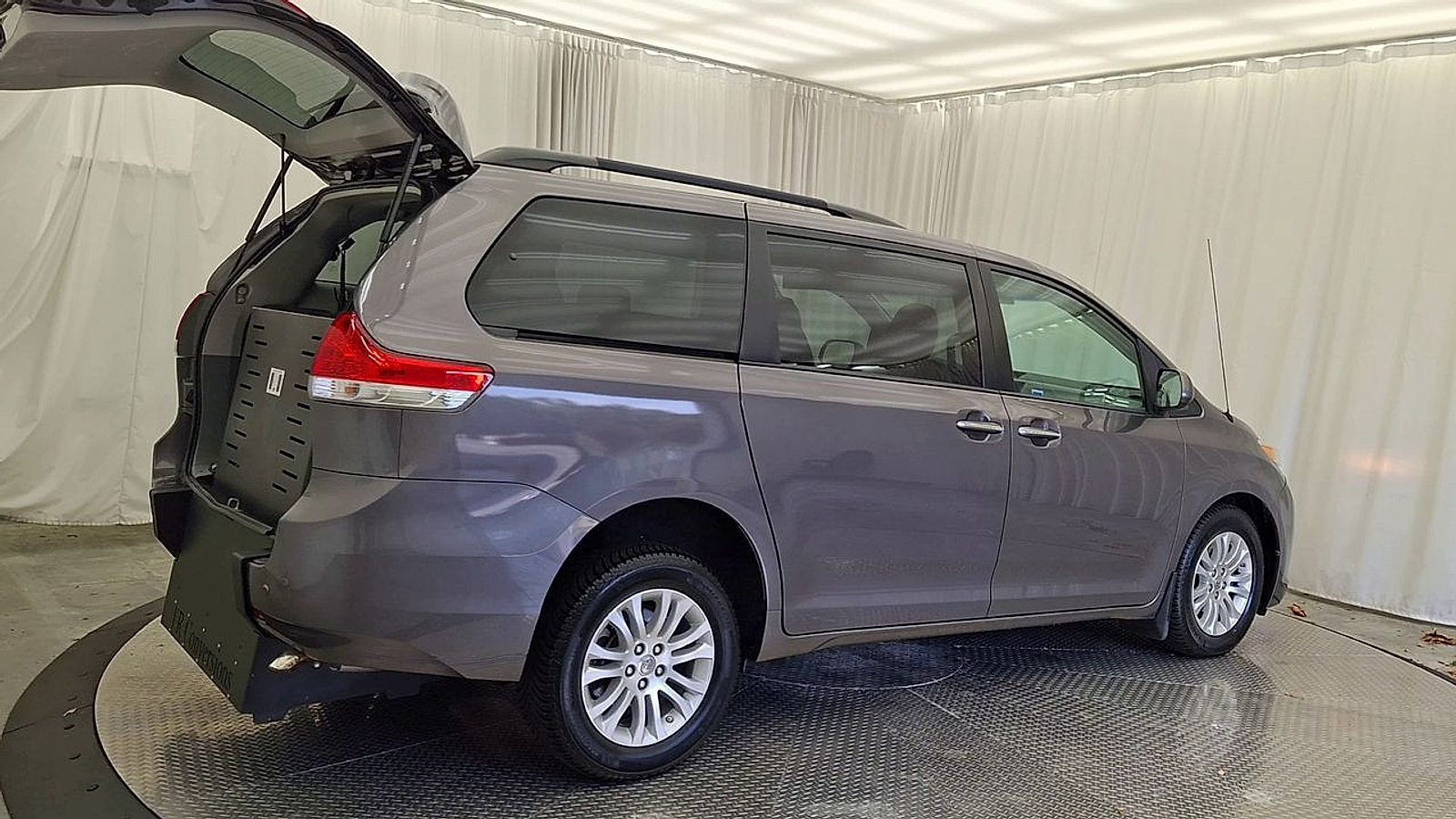 Used 2014 Toyota Sienna XLE w/ Entertainment Package FWD image 4