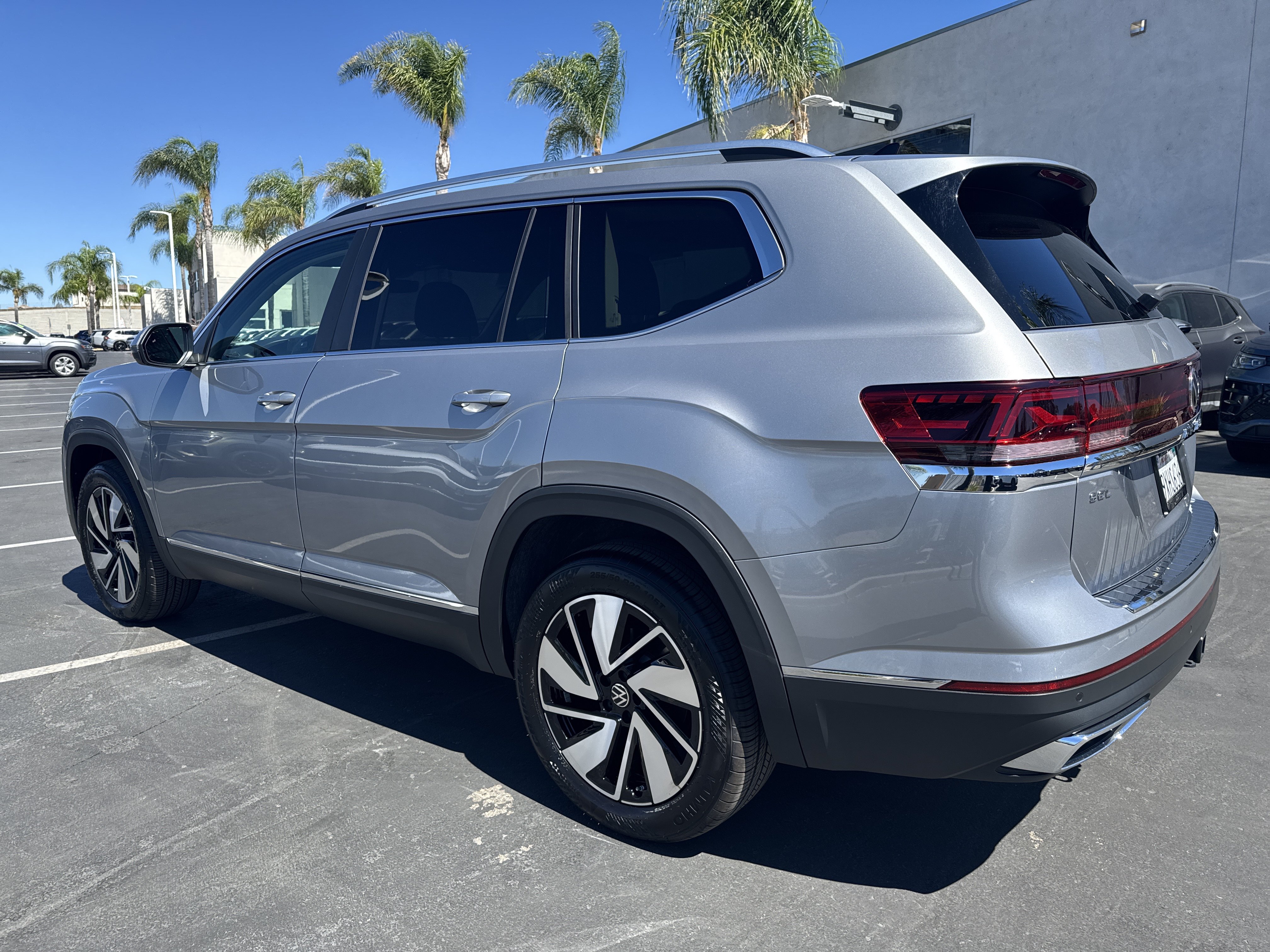Used 2025 Volkswagen Atlas SEL AWD/4WD image 7