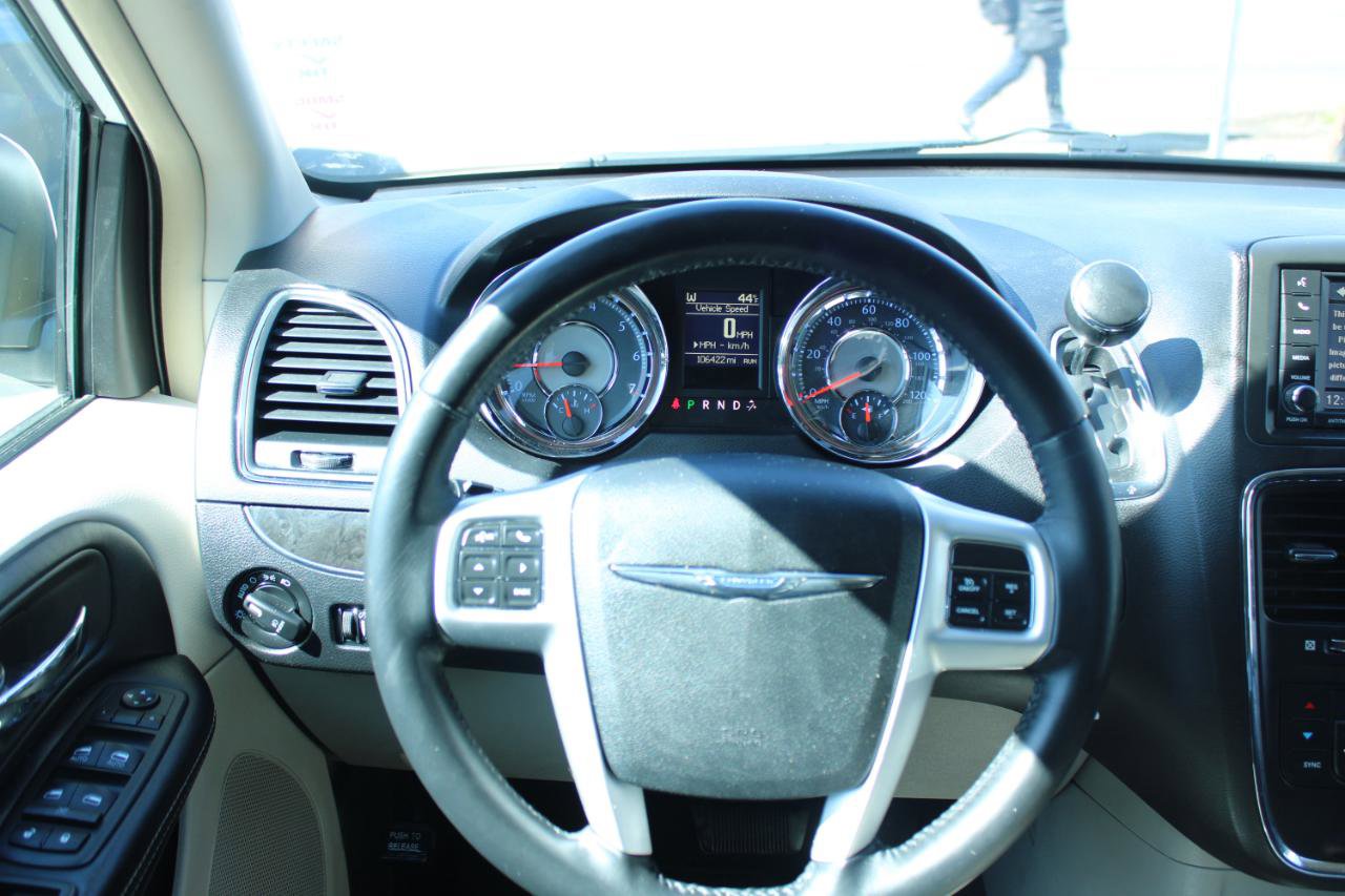 Used 2016 Chrysler Town & Country Touring FWD image 9
