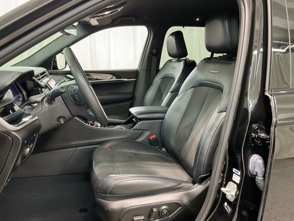 Used 2023 Jeep Grand Cherokee Trailhawk w/ Luxury Tech Group III AWD/4WD image 19