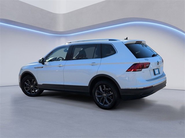 Used 2023 Volkswagen Tiguan SE w/ Panoramic Sunroof Package image 9