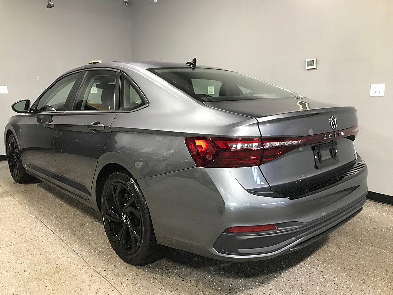 Used 2025 Volkswagen Jetta SE image 5