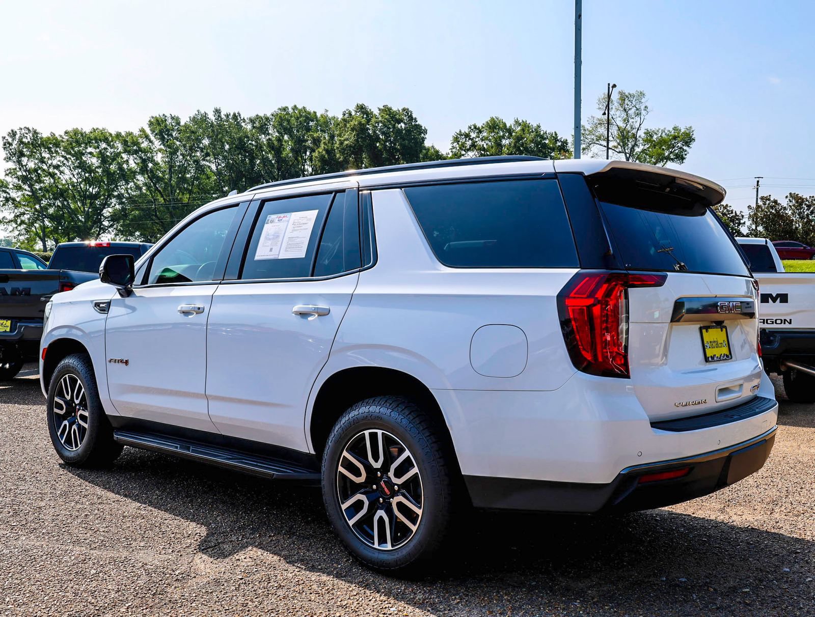 Used 2024 GMC Yukon AT4 w/ Technology Package AWD/4WD image 6