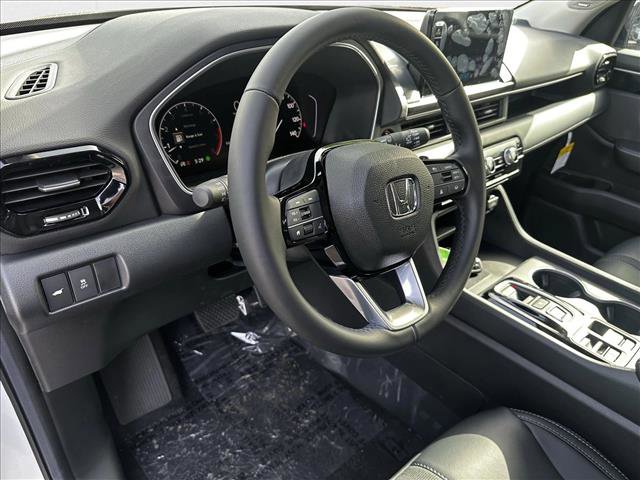 New 2025 Honda Pilot Touring image 3