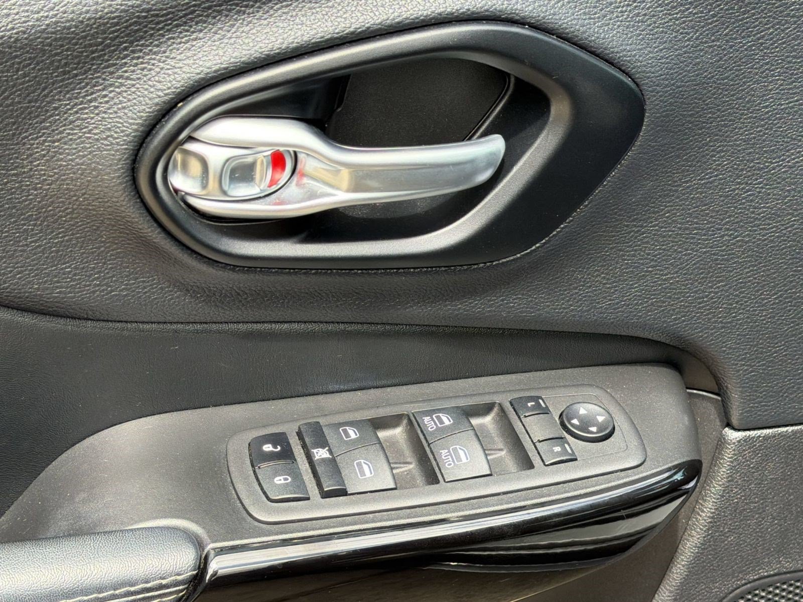 Used 2023 Jeep Cherokee Altitude Lux AWD/4WD image 19
