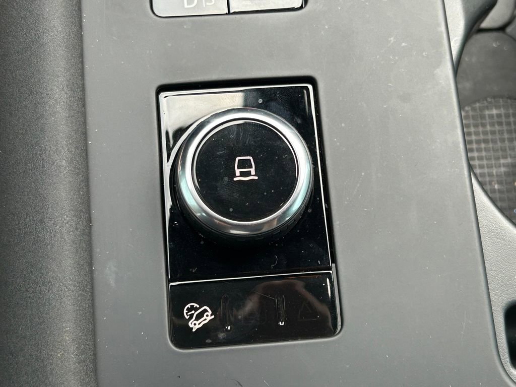 Used 2024 Land Rover Discovery Dynamic SE image 39