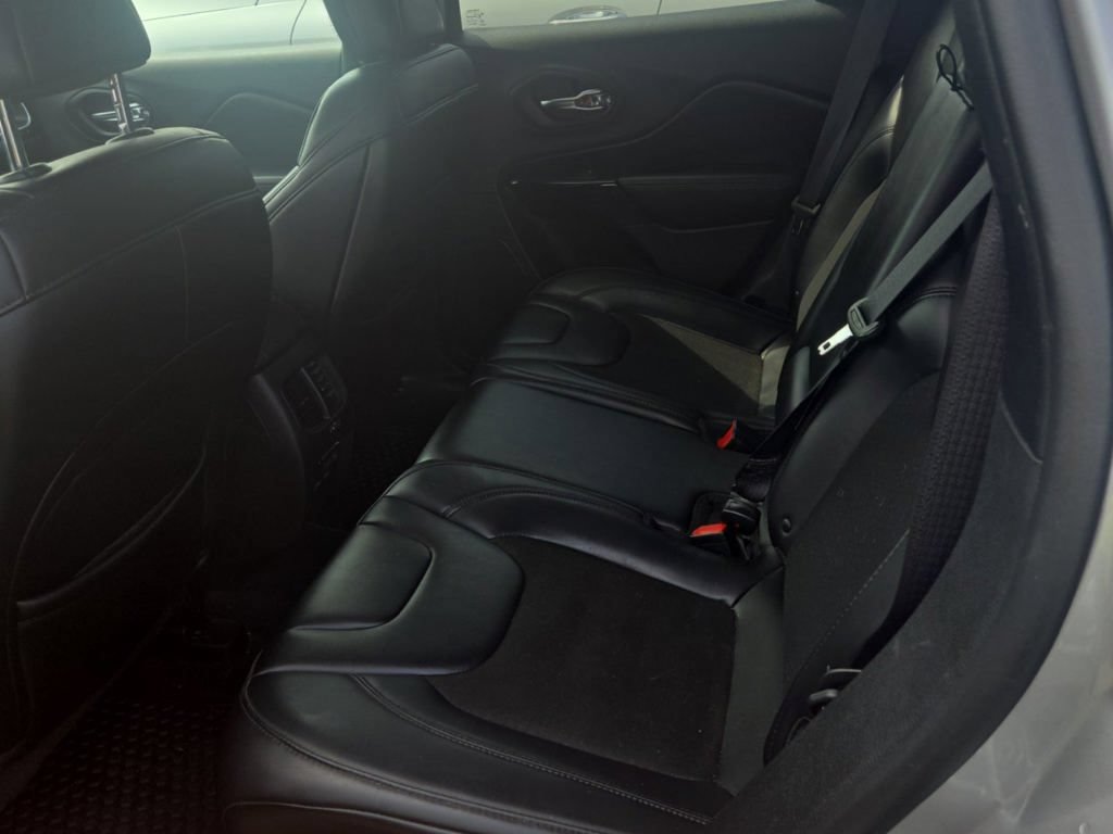 Used 2019 Jeep Cherokee Latitude Plus AWD/4WD image 8