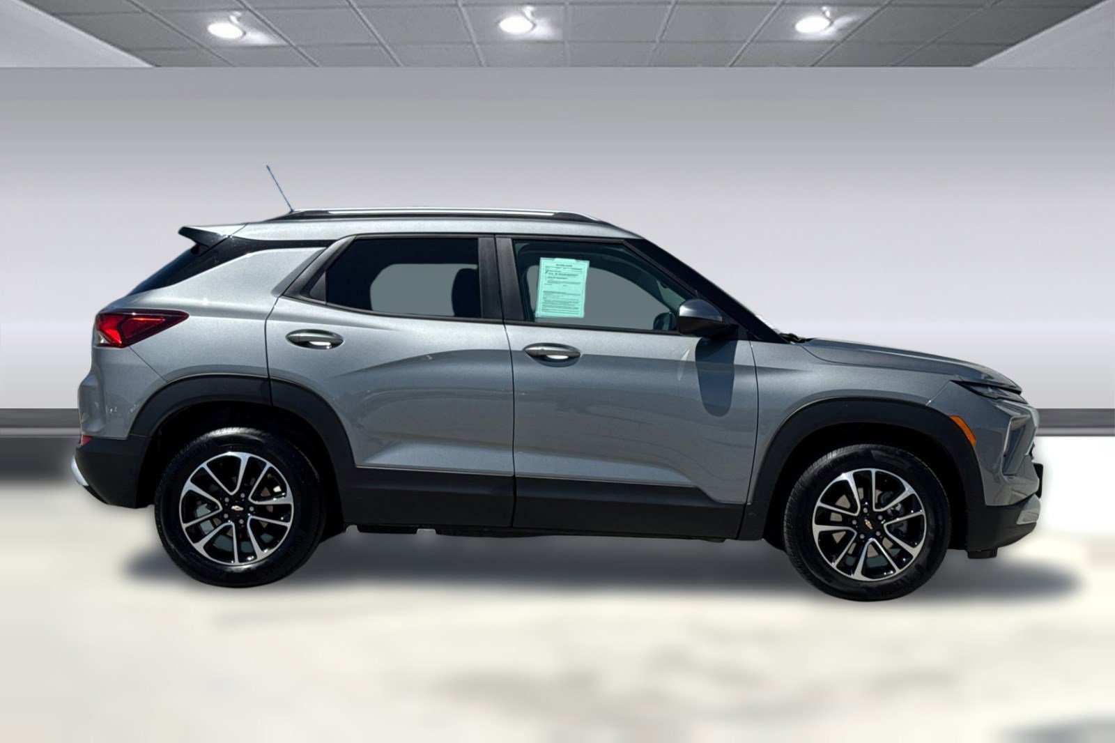 Used 2025 Chevrolet TrailBlazer LT FWD image 2