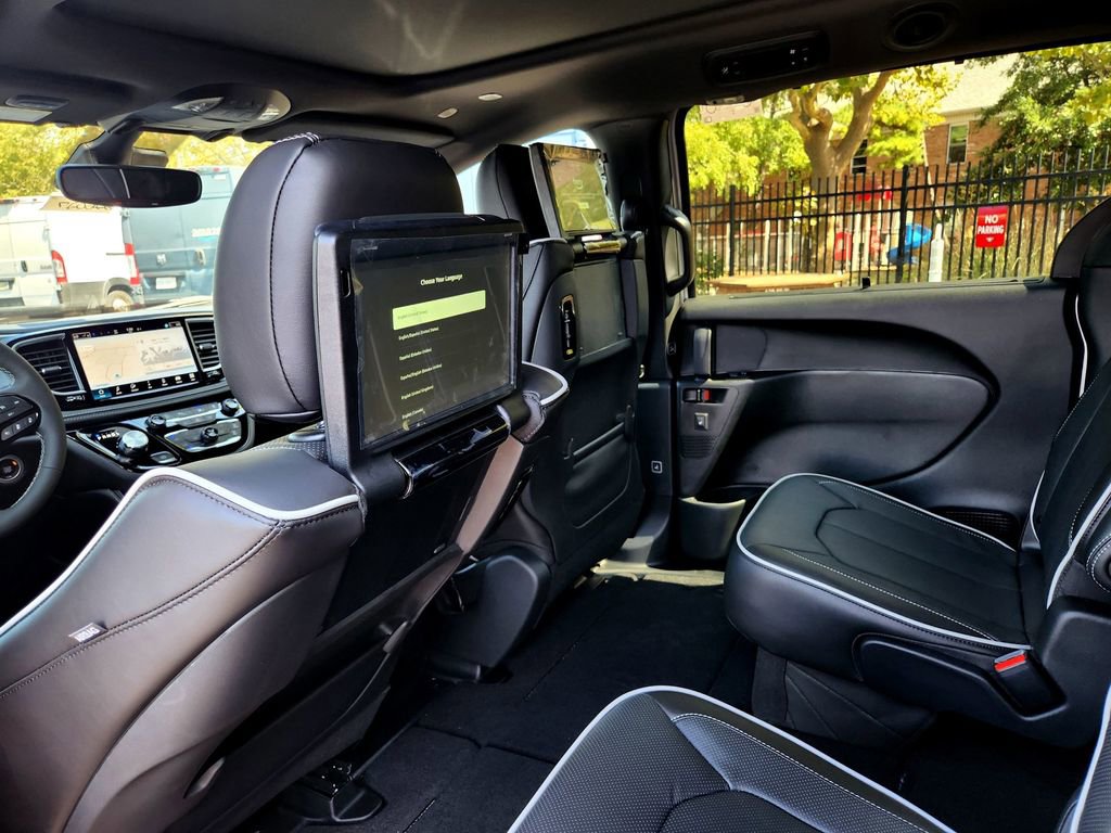 New 2026 Chrysler Pacifica Limited w/ Uconnect Theater Family Group image 17