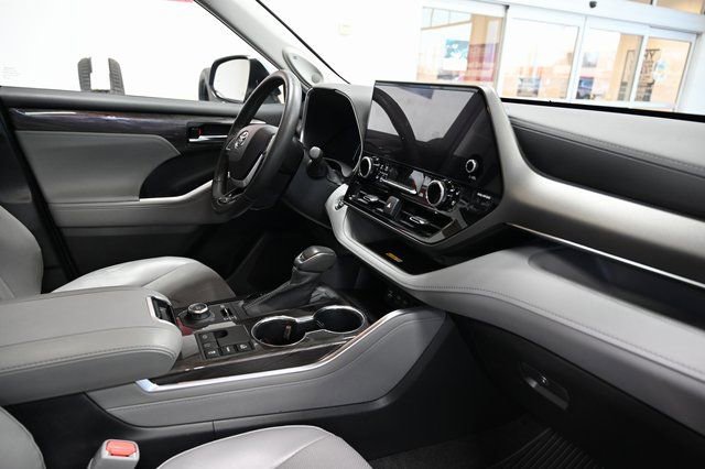 Used 2023 Toyota Highlander Limited image 15