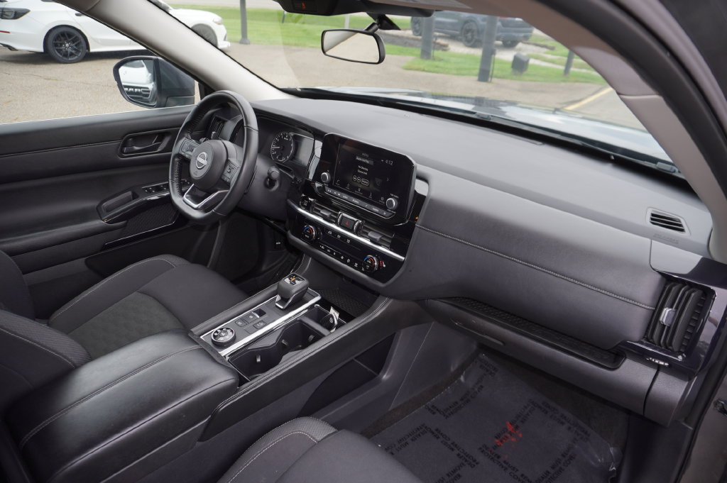 Used 2025 Nissan Pathfinder SV AWD/4WD image 31