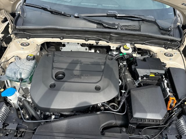 Certified 2025 Volvo XC40 B5 Ultra AWD/4WD image 21