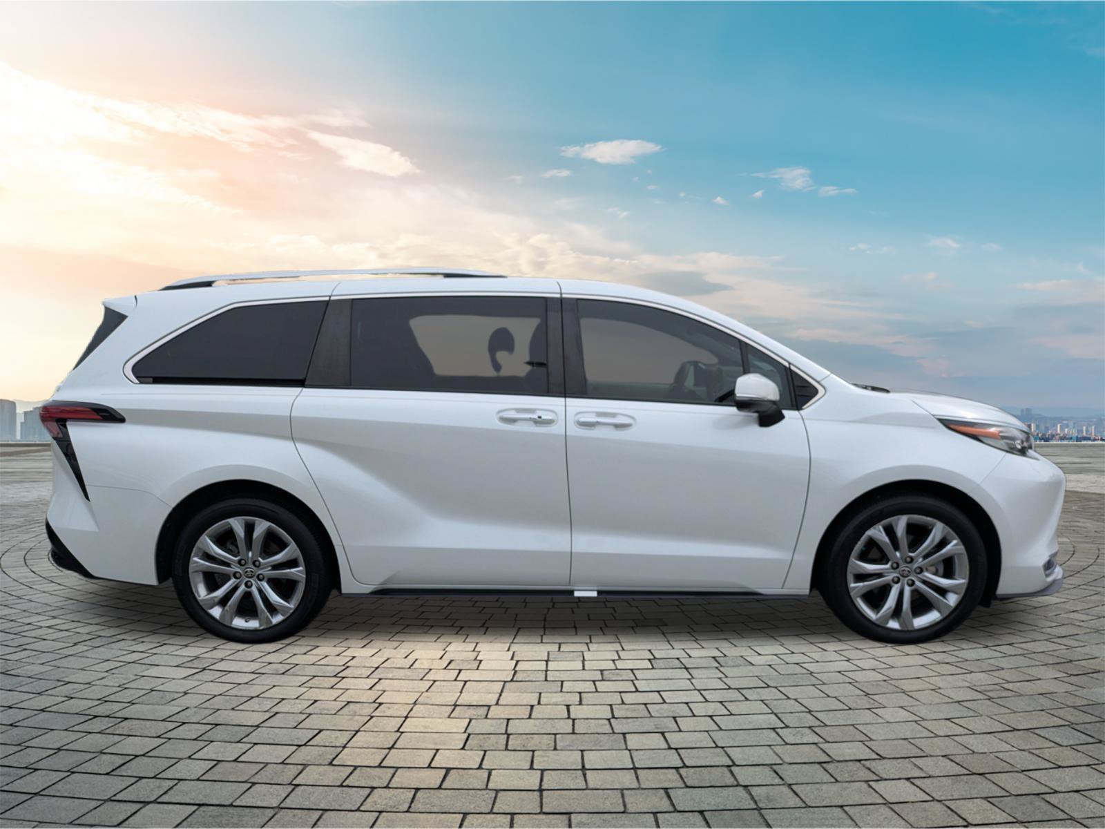 Used 2022 Toyota Sienna Platinum FWD image 4