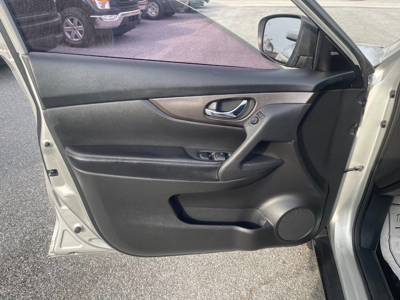 Used 2014 Nissan Rogue SV w/ SV Premium Package image 6