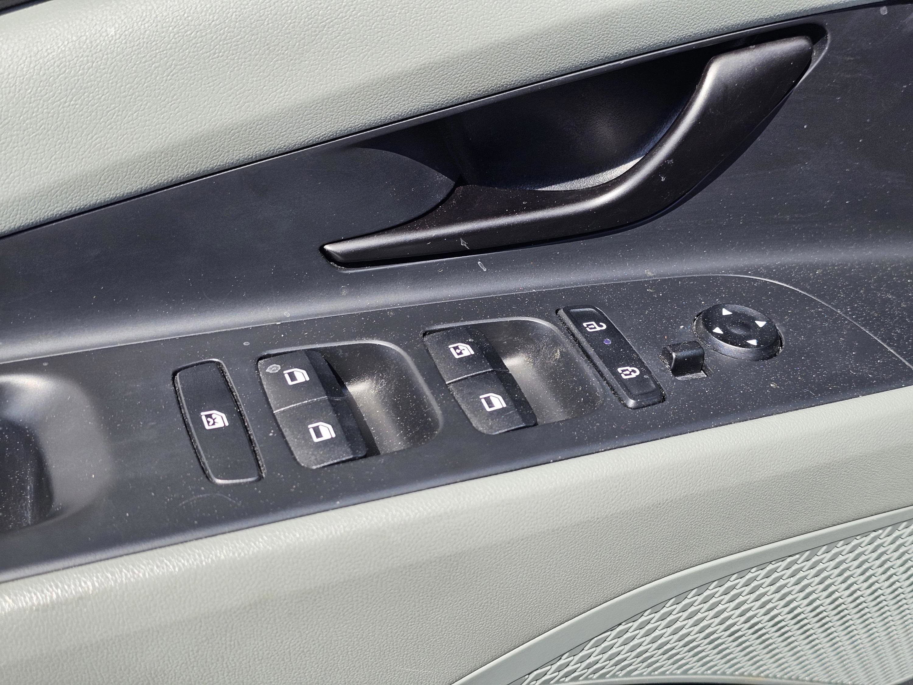 Used 2025 Hyundai Elantra Limited image 14
