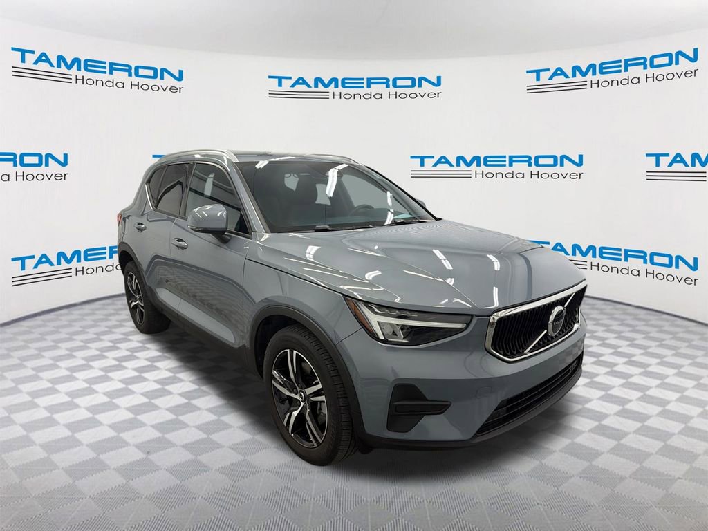 Used 2023 Volvo XC40 B5 Core image 7