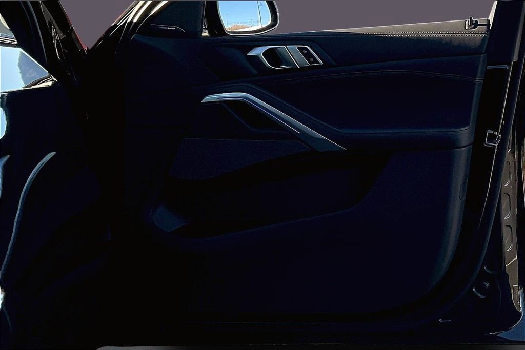 Used 2025 BMW X6 xDrive40i w/ Climate Comfort Package image 27