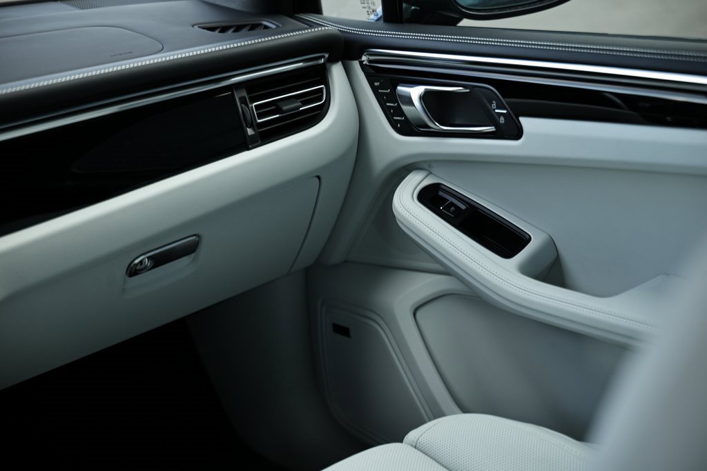 New 2026 Porsche Macan image 33