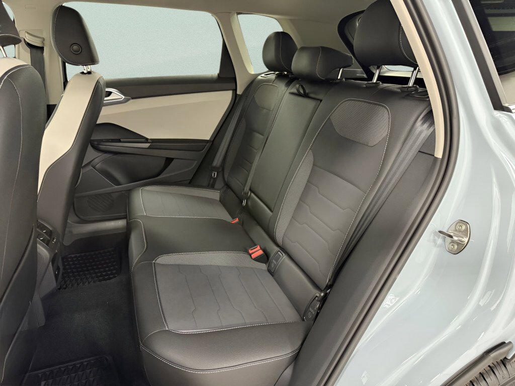 Used 2025 Volkswagen Taos SE image 19