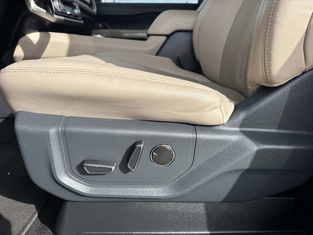 Used 2024 Ford Expedition Limited RWD image 17