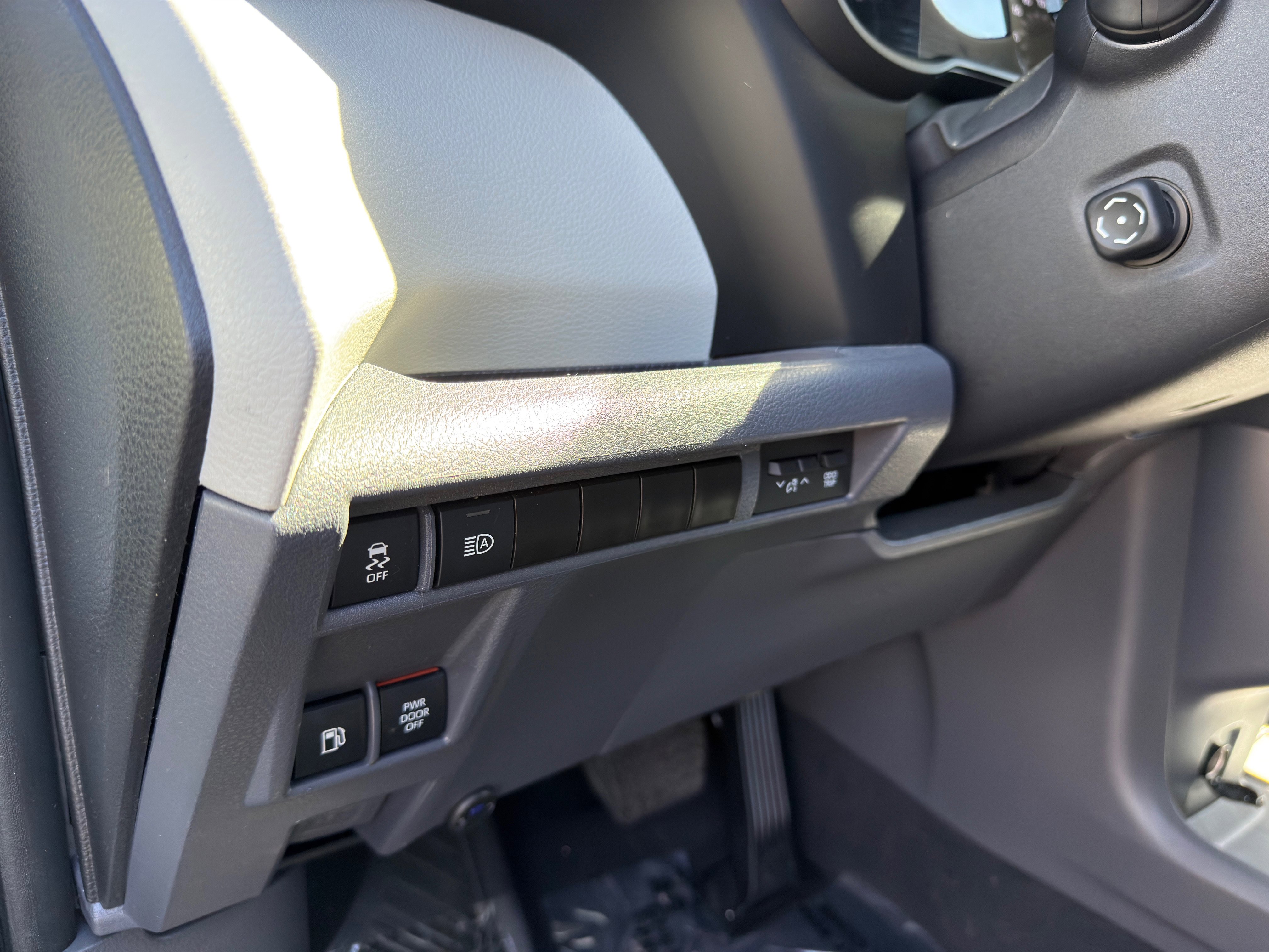 Used 2023 Toyota Sienna Limited image 28