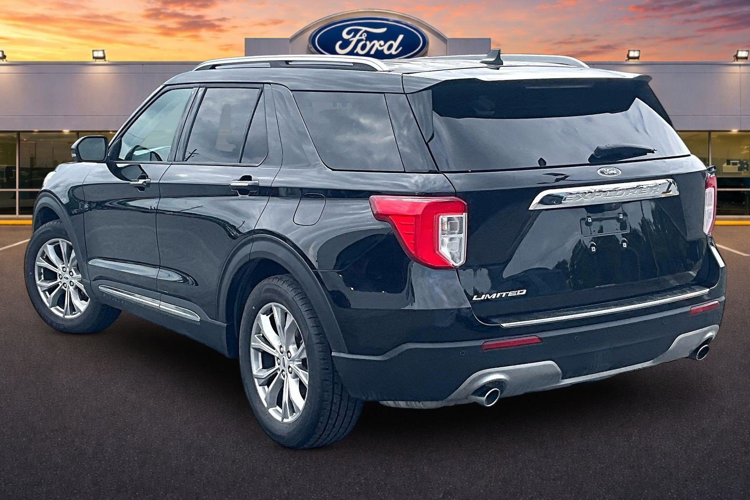 Used 2021 Ford Explorer Limited w/ Equipment Group 301A RWD image 2