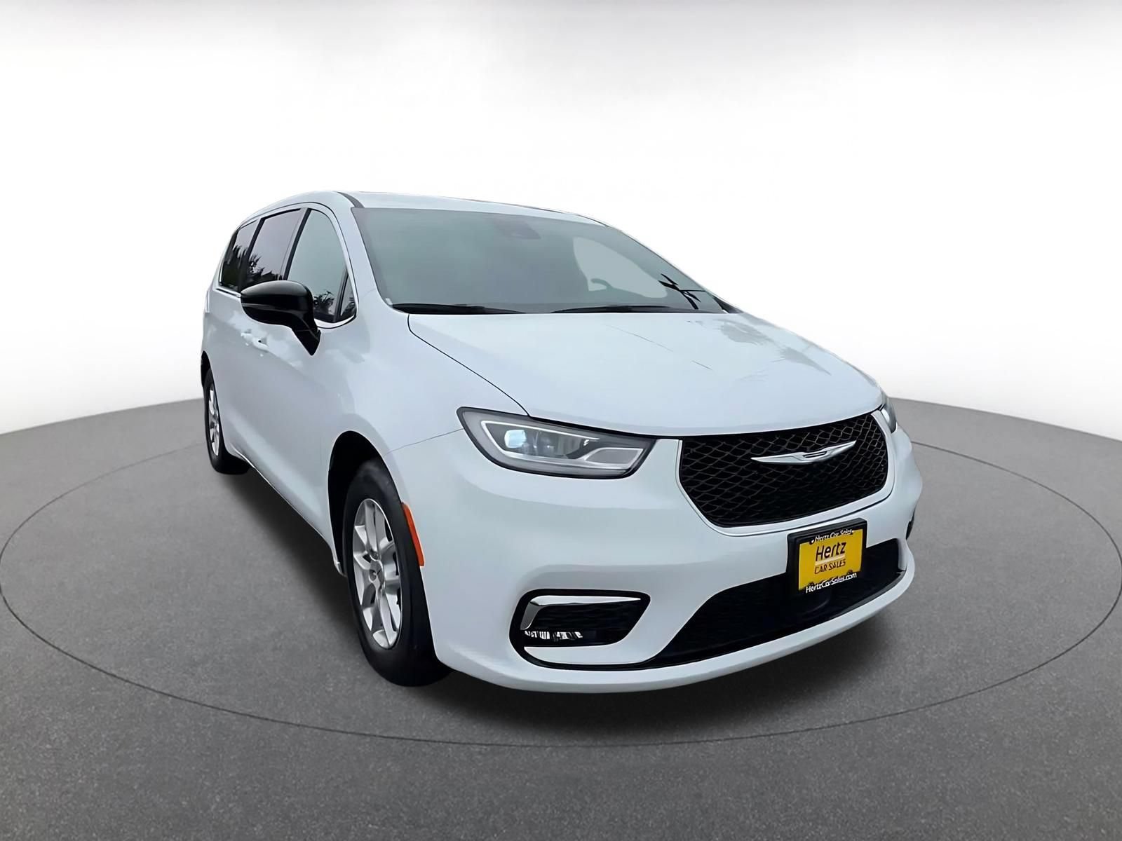 Used 2025 Chrysler Pacifica Select FWD image 3