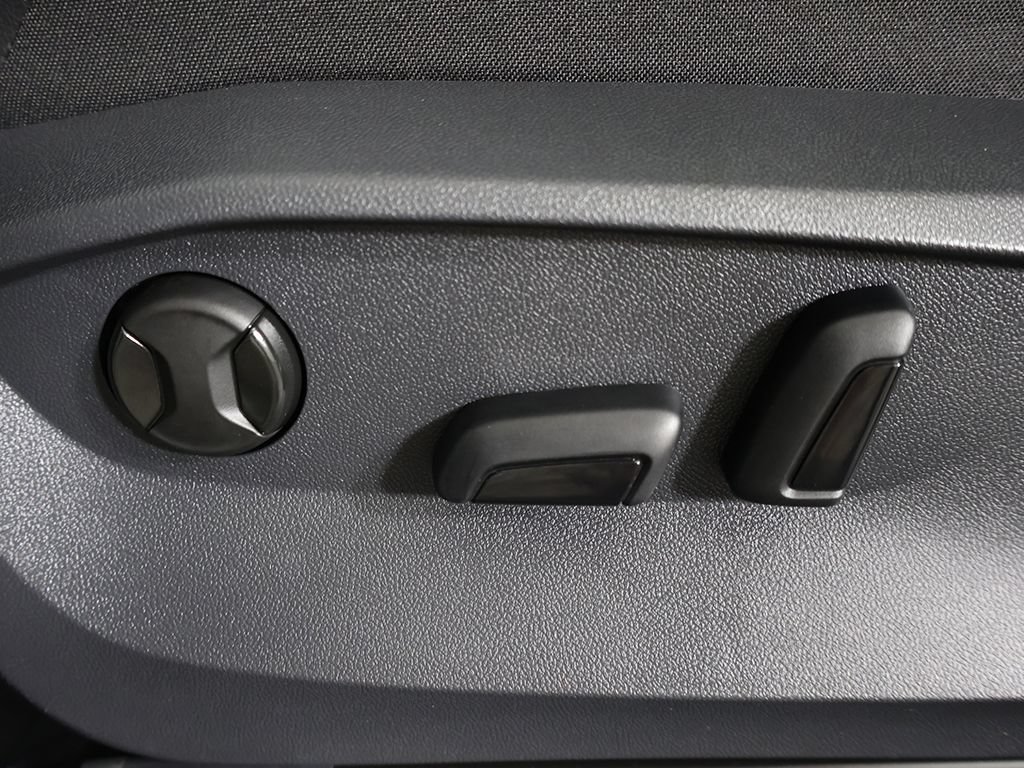 Used 2024 Volkswagen Tiguan SE FWD image 35