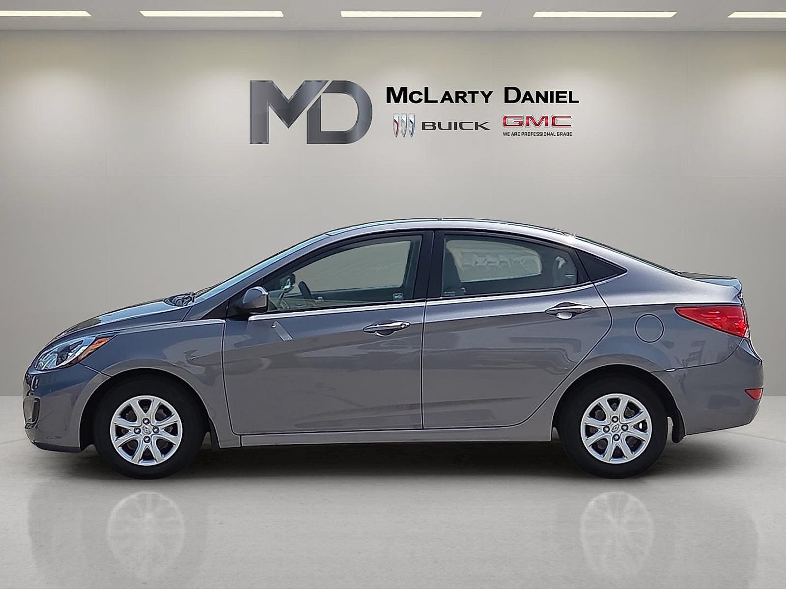 Used 2013 Hyundai Accent GLS FWD image 2