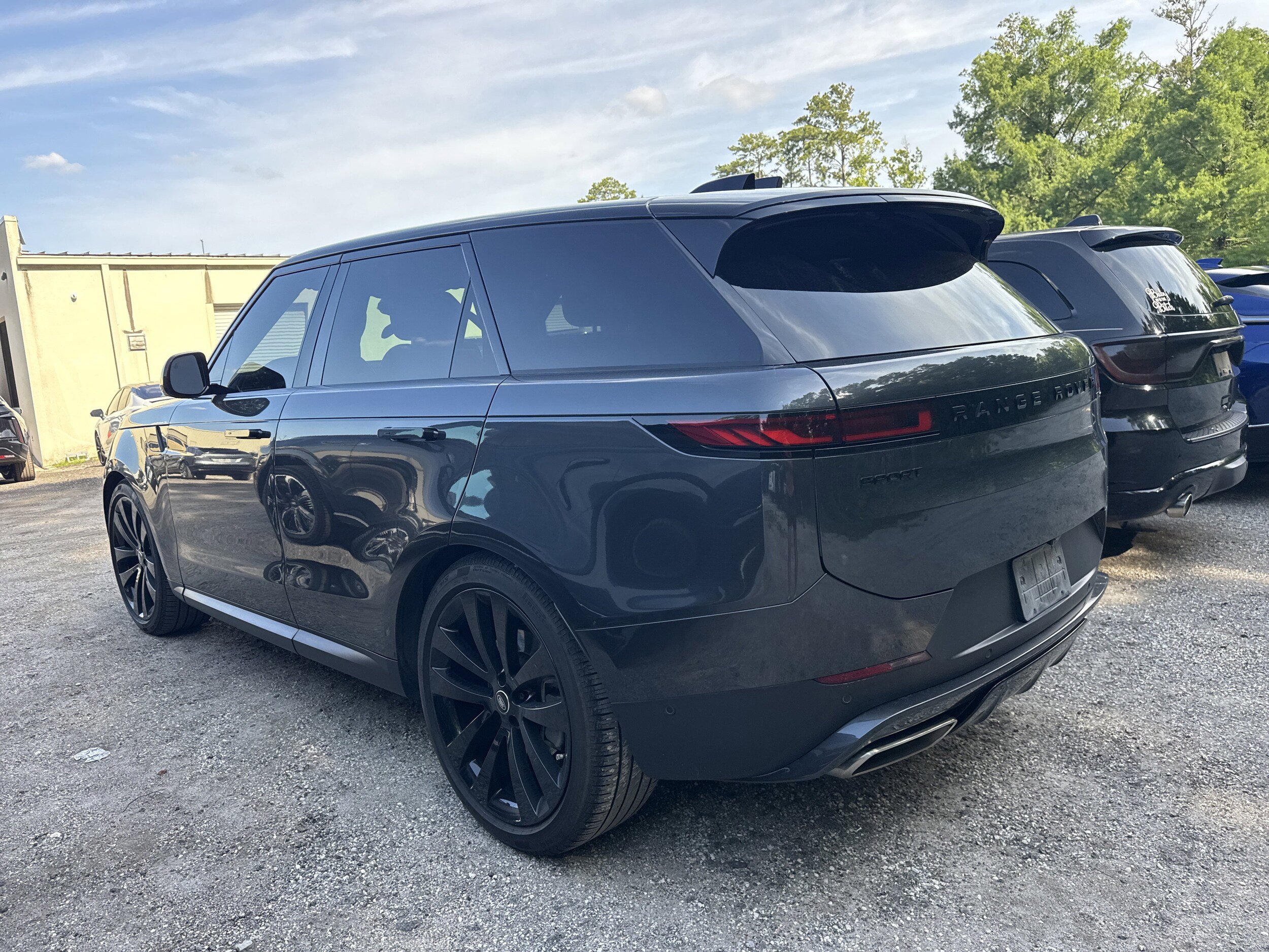 Used 2025 Land Rover Range Rover Sport SE AWD/4WD image 2