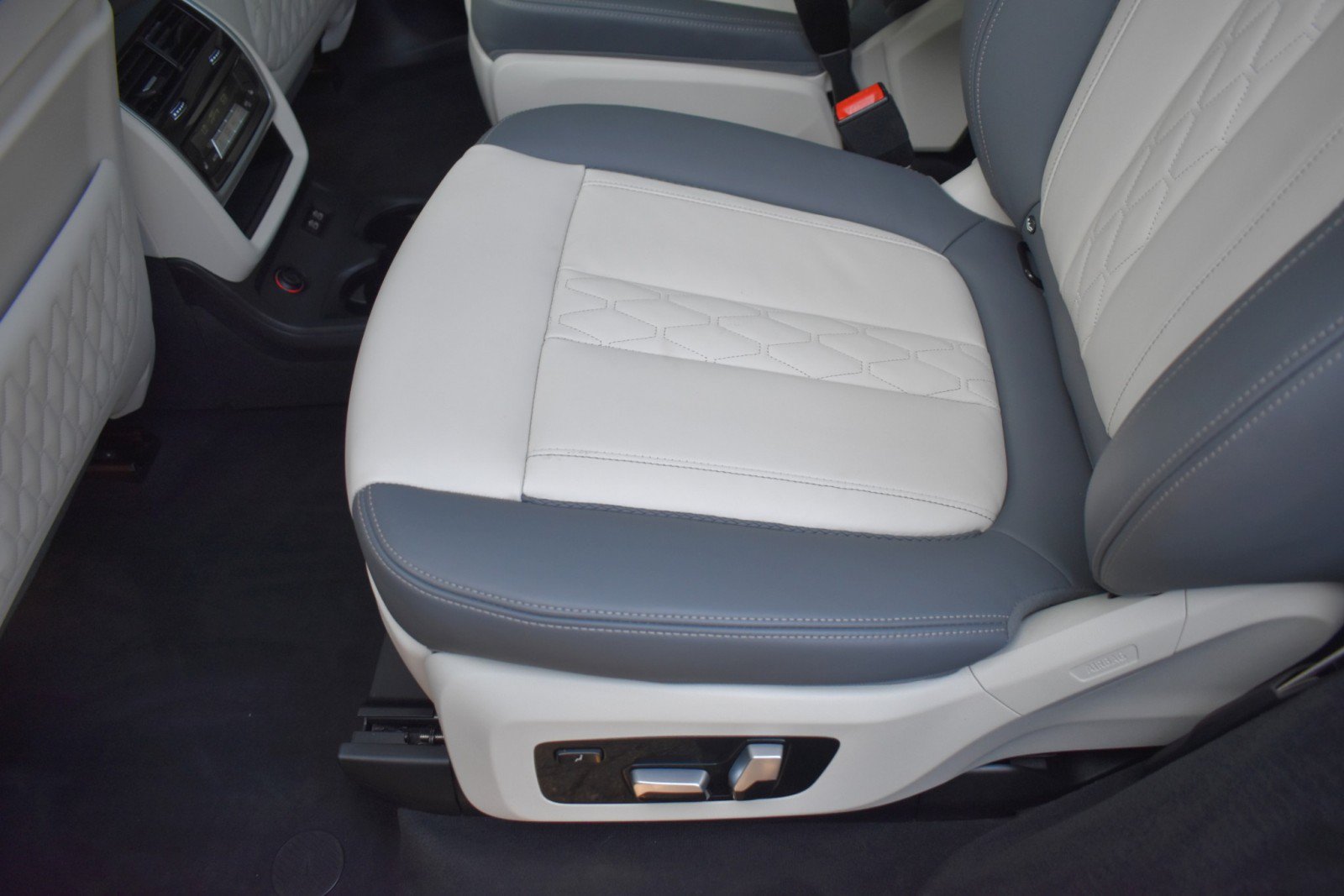 Used 2023 BMW X7 M60i AWD/4WD image 33