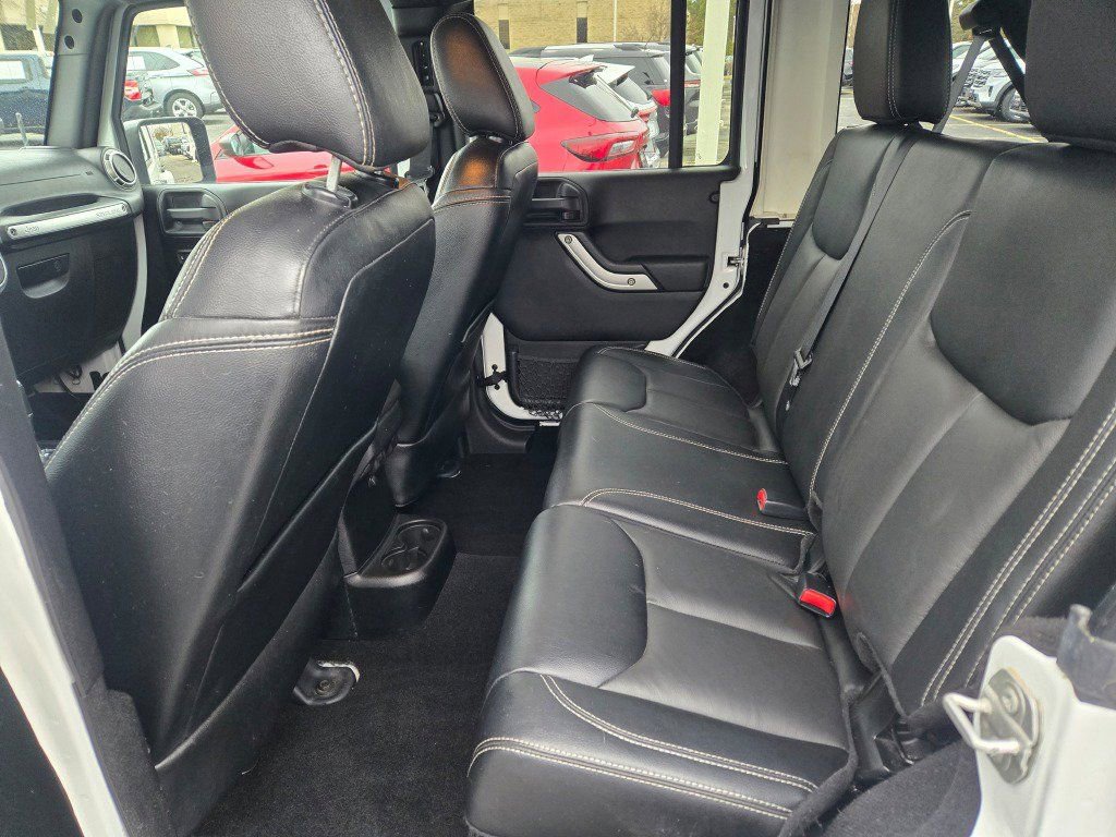 Used 2017 Jeep Wrangler Unlimited Sahara w/ Connectivity Group AWD/4WD image 15