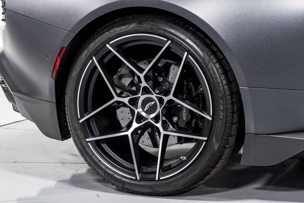 Used 2025 Aston Martin Vanquish image 46