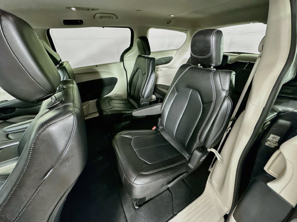Certified 2023 Chrysler Pacifica Touring-L FWD image 34