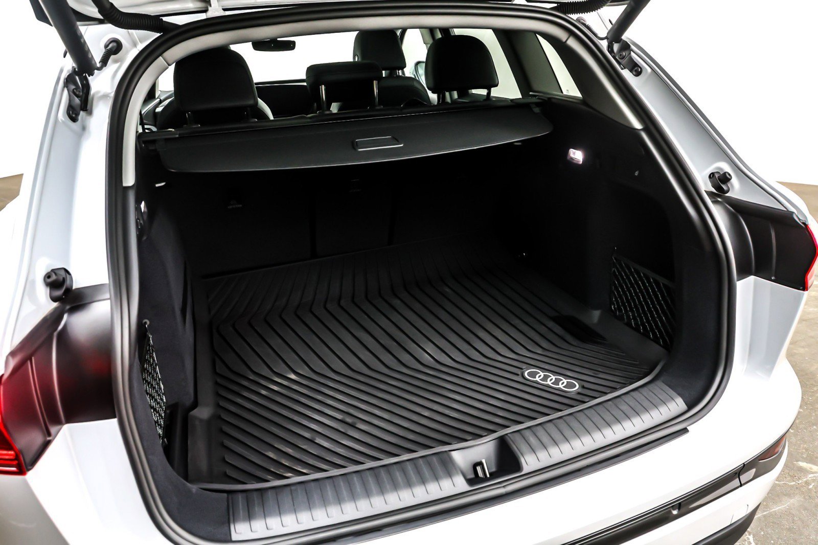 Used 2025 Audi Q6 e-tron Premium w/ Convenience Package image 24