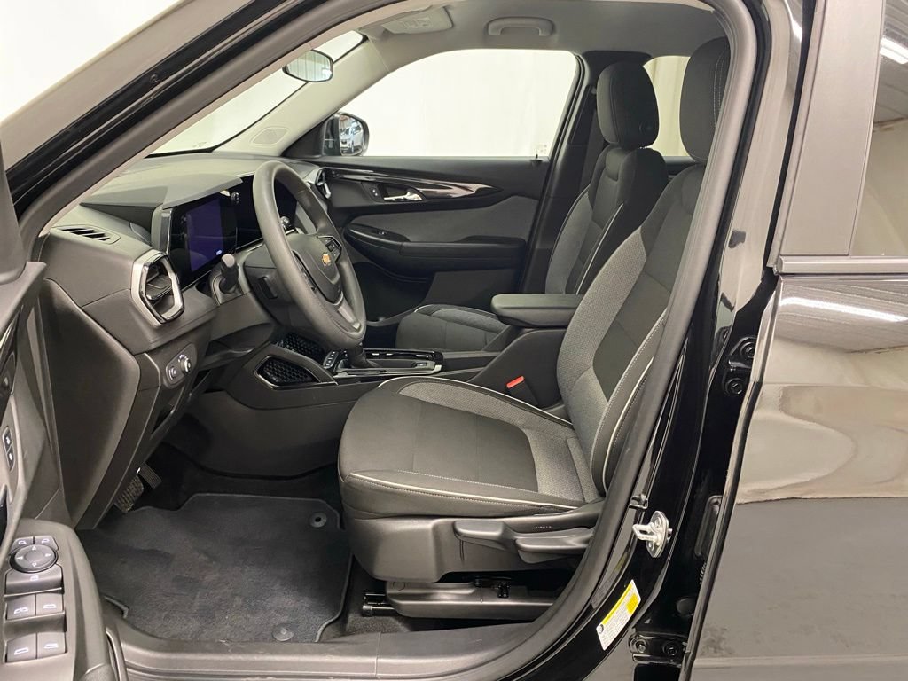 Used 2025 Chevrolet TrailBlazer LT AWD/4WD image 14