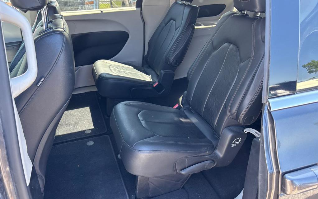 Used 2020 Chrysler Pacifica Touring-L FWD image 6