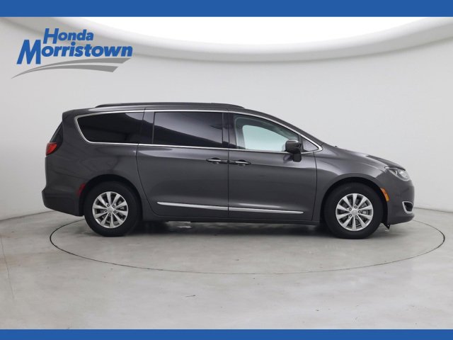 Used 2018 Chrysler Pacifica Touring-L w/ Premium Audio Group image 1