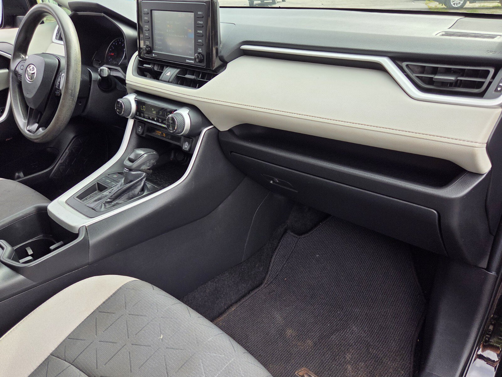 Used 2022 Toyota RAV4 XLE FWD image 17