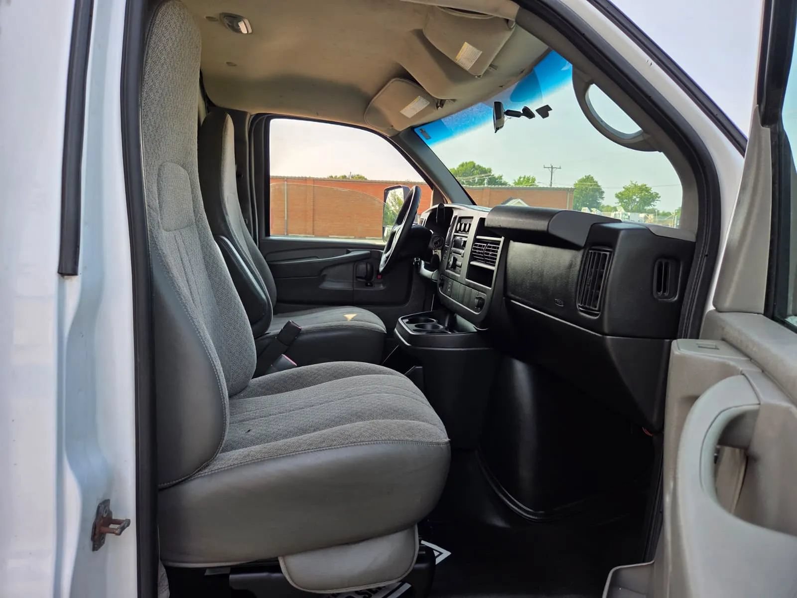 Used 2014 Chevrolet Express 3500 Extended RWD image 34
