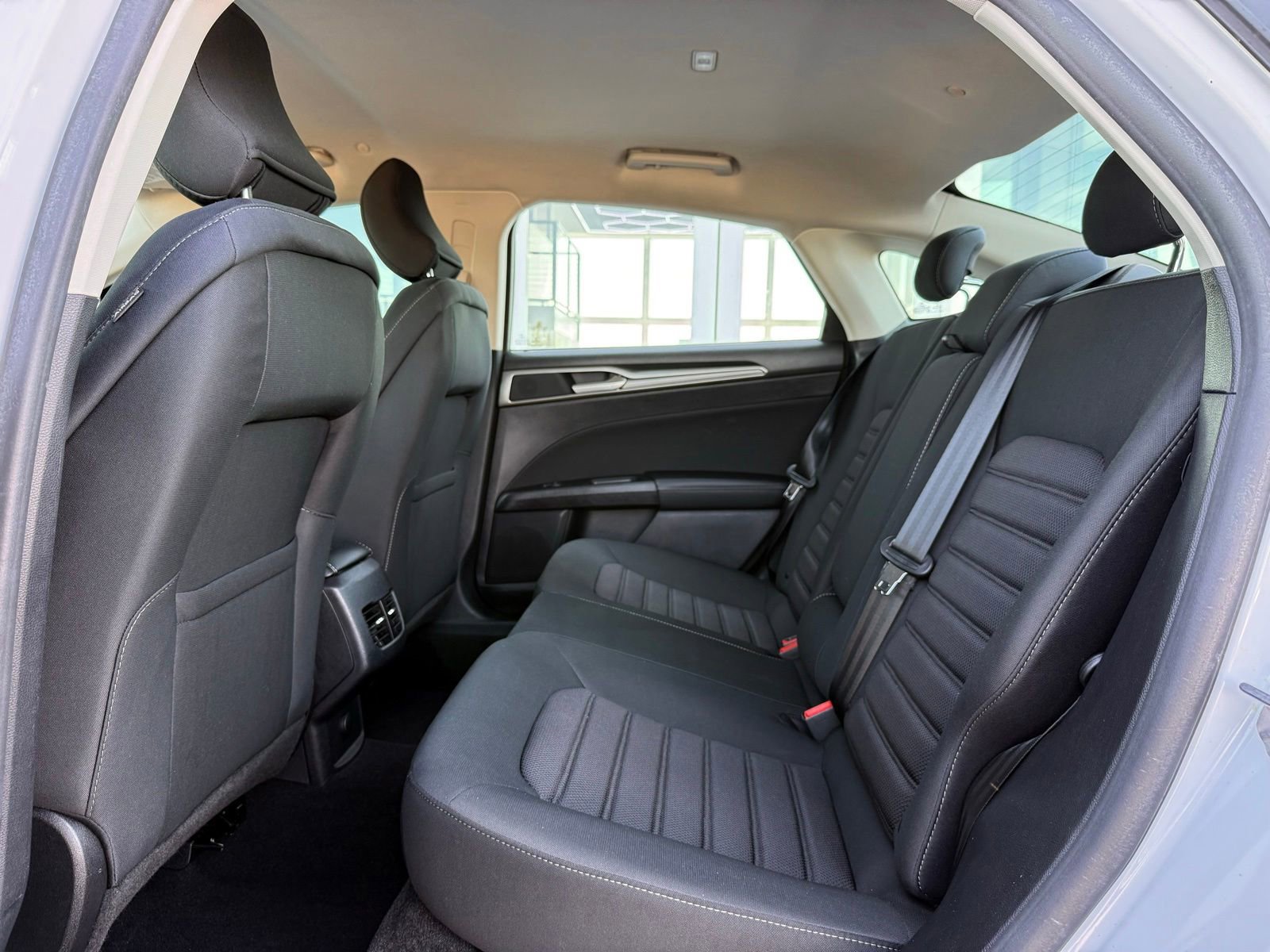 Used 2019 Ford Fusion SE FWD image 14