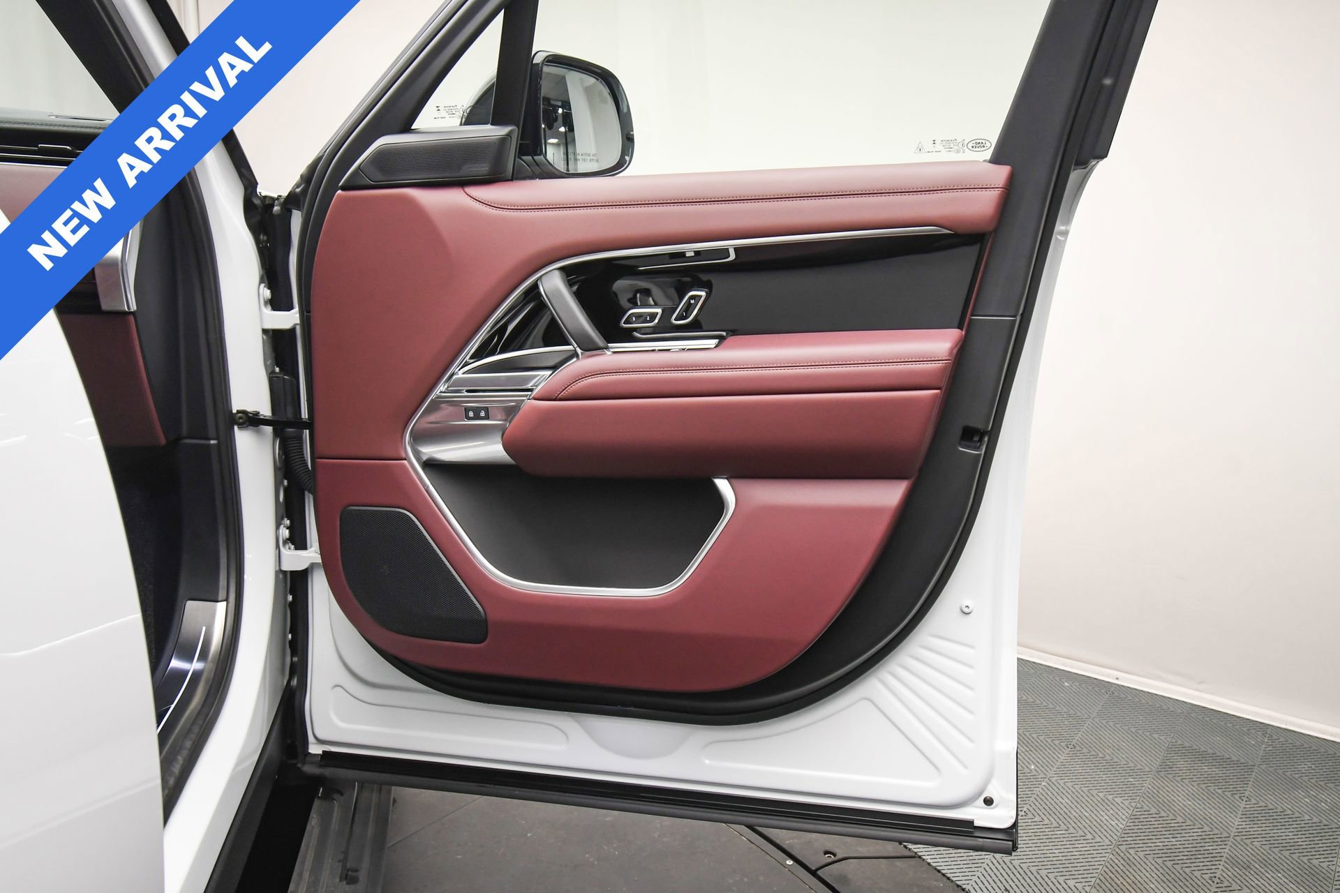 Used 2025 Land Rover Range Rover SE image 46