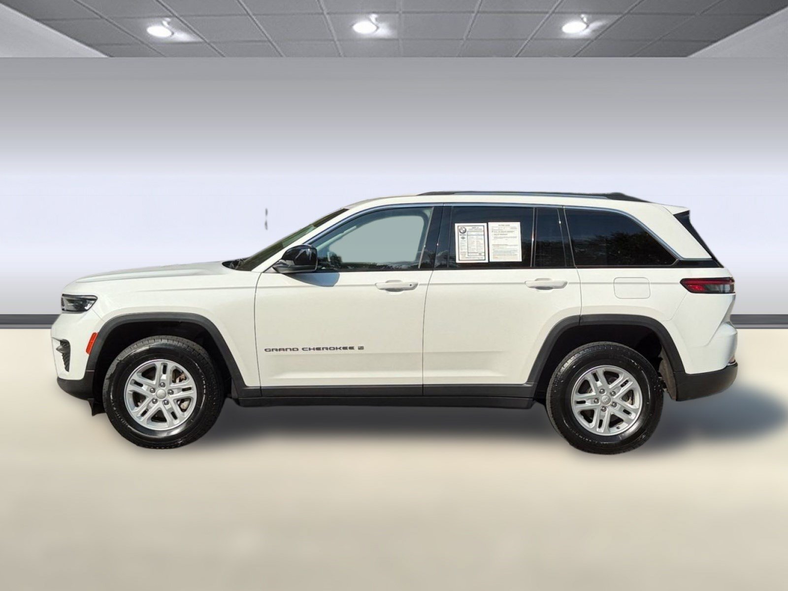 Used 2023 Jeep Grand Cherokee Laredo AWD/4WD image 2