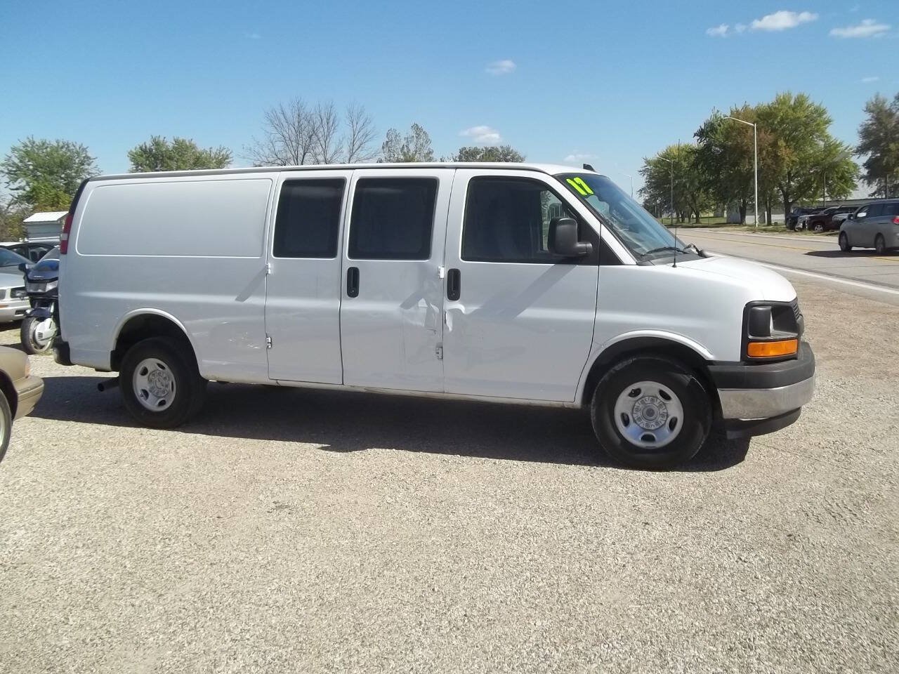 Used 2017 Chevrolet Express 2500 Extended RWD image 1