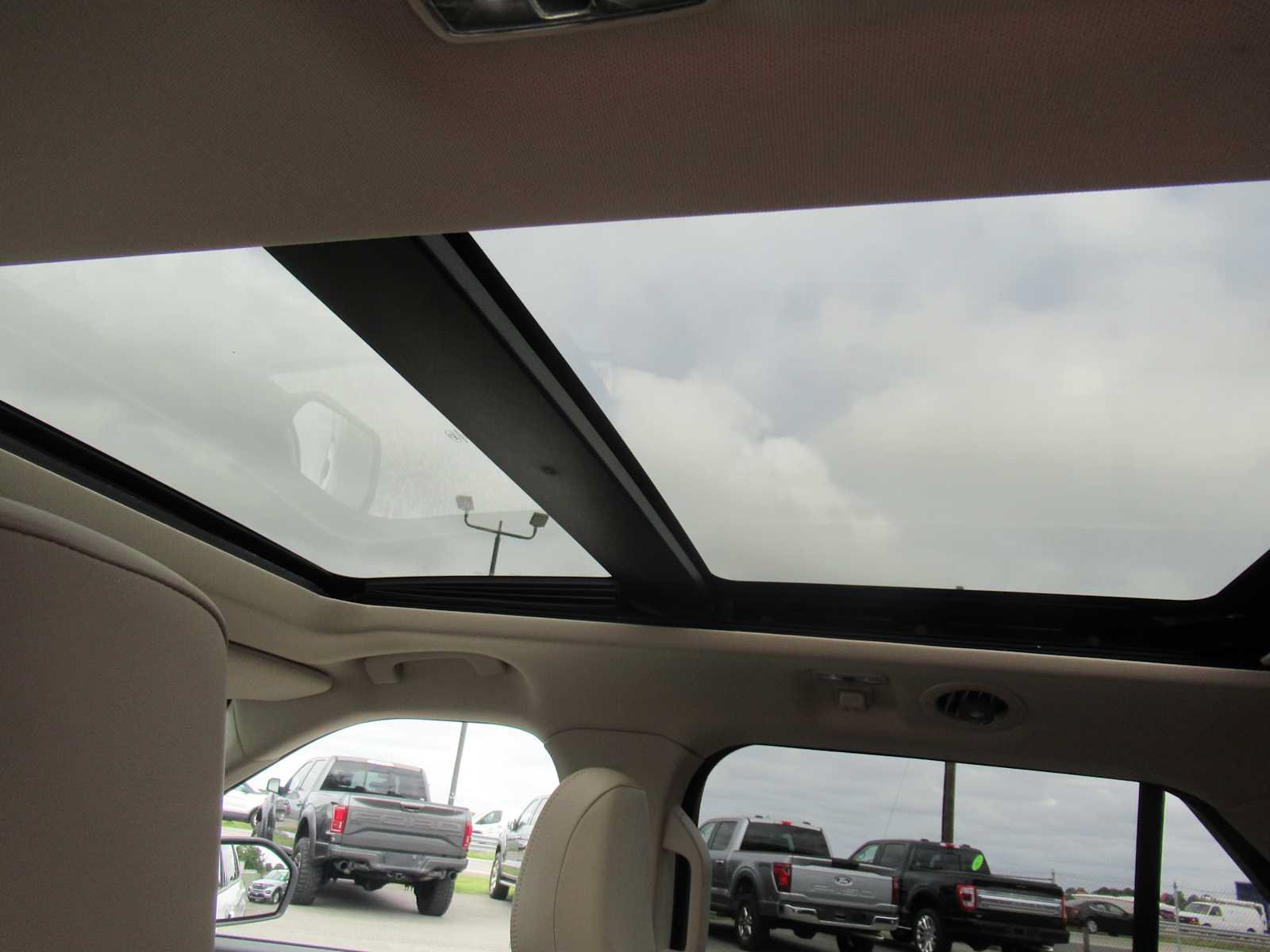 Used 2023 Ford Explorer XLT w/ Equipment Group 202A AWD/4WD image 19